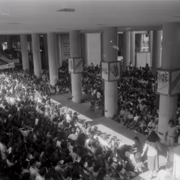 Vista panorâmica da I Feira de Moda da PUC-Rio. 1984. Fotógrafo: Antônio Albuquerque. Acervo Núcleo de Memória da PUC-Rio.