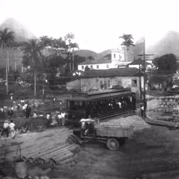 Vista do Largo das Três Vendas. À esquerda, a Igreja de Nossa Senhora da Conceição da Gávea. 1926. Fotógrafo Augusto Malta. Acervo do Museu da Imagem e do Som do Rio de Janeiro.