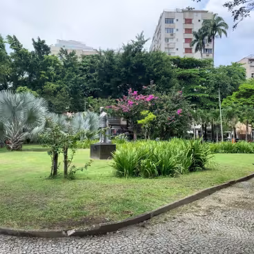 Jardins da Praça Santos Dumont, na Gávea. Ao centro, estátua do médico e político Clementino Fraga. 2023. @jbemfolhas / Chris Martins.