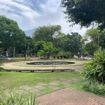 Chafariz da Praça Santos Dumont. 2023. @jbemfolhas / Chris Martins.