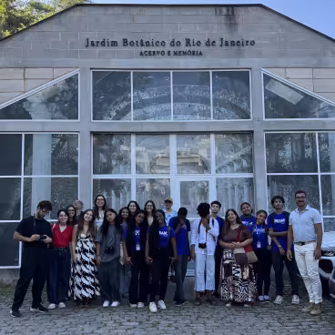 Alunos do NEAM do projeto Oficina de Memórias, parceria do Núcleo de Memória da PUC-Rio com NEAM e a Fundação Padre Leonel Franca, visitam o Museu Acervo e Memória do Jardim Botânico. 2025. Fotógrafo não identificado. Acervo do Núcleo de Memória da PUC-Rio.
