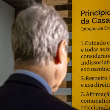 Placa com os princípios da Casa Comum instalada no interior da construção. 13/05/2025. Fotógrafo desconhecido. Acervo Vice-Reitoria de Extensão e Estratégia Pedagógica.