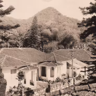 As casas da Vila foram construídas no início do século XX. Após a inauguração do campus da PUC-Rio na Gávea, em 1955, as casas passaram a servir como moradia para os funcionários. 1964. Fotógrafo desconhecido. Acervo Núcleo de Memória da PUC-Rio.