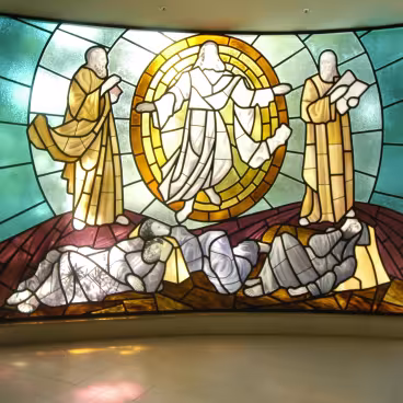 Vitral instalado na Igreja do Sagrado Coração de Jesus que representa a transfiguração de Jesus no Monte Tabor. 05/03/2009. Fotógrafa: Ludmila Zorzi. Acervo Núcleo de Memória da PUC-Rio.