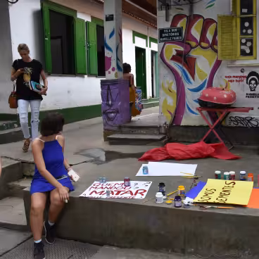 Oficina de cartazes realizada na solenidade de nomeação simbólica da Vila dos Diretórios Marielle Franco, ex-aluna do curso de Ciências Sociais da PUC-Rio assassinada em 2018. 14/03/2019. Fotógrafo: Antônio Albuquerque. Acervo Núcleo de Memória da PUC-Rio