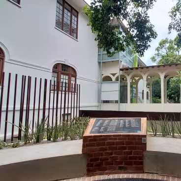 Memorial das Mãos Negras, criado para lembrar os escravizados que construíram o Jardim Botânico. 2024. Divulgação Jardim Botânico do Rio de Janeiro.