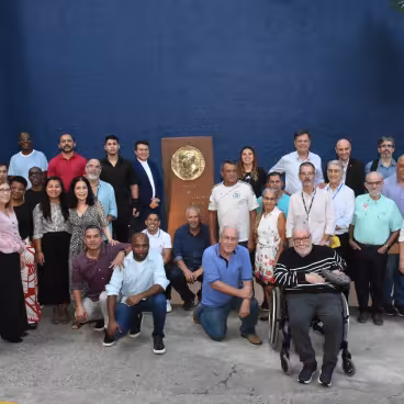Cerimônia de reinauguração do medalhão em homenagem ao pe. Leonel Franca, na entrada do prédio da FPLF. Na foto, o presidente da Fundação, pe. Roberto Barros S.J., funcionários da Fundação e convidados. 2023. Fotógrafo Antônio Albuquerque. Acervo do Núcleo de Memória da PUC-Rio.