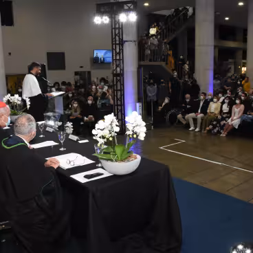 Posse do Reitor Padre Anderson Pedroso, S.J., nos Pilotis do Edifício da Amizade. 2022. Fotógrafo Antonio Albuquerque. Acervo Núcleo de Memória da PUC-Rio.