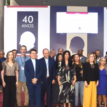 Evento de abertura das comemorações dos 40 anos da FPLF. Presença do Reitor pe. Anderson Pedroso S.J., do Presidente da FPLF, pe. Roberto Dias S.J., do Superintendente da FPLF, prof. Calos Lucena e dos funcionários da Fundação. 2023. Fotógrafo Antônio Albuquerque. Acervo do Núcleo de Memória da PUC-Rio.