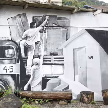 Remoção dos moradores do Parque Proletário representada no grafite do artista Bryan de Carvalho na Praça do Mangue. 2025. Fotógrafo: Antônio Albuquerque. Acervo Núcleo de Memória da PUC-Rio.