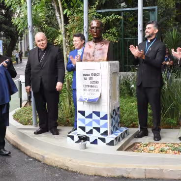 Descerramento do busto do pe. Leonel Franca S.J., com a presença do Cardeal Dom Orani Tempesta, O.Cist., do Presidente da FPLF, pe. Roberto Dias S.J., do Reitor pe. Anderson Pedroso S.J. e do ex-Reitor pe. Josafá Siqueira S.J.. 2023. Fotógrafo Antônio Albuquerque. Acervo do Núcleo de Memória da PUC-Rio.