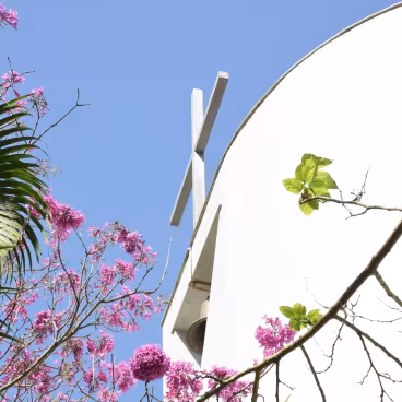 Frontão da Igreja com a cruz e o sino. 2016. Fotógrafo: Cesar Barreto. Acervo Núcleo de Memória da PUC-Rio.