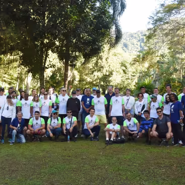 Caminhada ecológica organizada pela Fundação Padre Leonel Franca. 2023. Fotógrafo Antônio Albuquerque. Acervo do Núcleo de Memória da PUC-Rio.