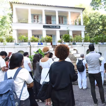 Cortejo de alunos, professores e funcionário da PUC-Rio pelo Dia da Memória Ancestral na chegada ao Solar. 13/05/2025. Fotógrafo Antônio Albuquerque. Acervo Núcleo de Memória da PUC-Rio.