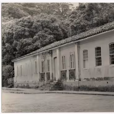 Vista lateral do Prédio do antigo Engenho de Nossa Senhora da Conceição da Lag. 1976. Fotógrafo Mário Silva. Acervo Fotográfico do Instituto de Pesquisas Jardim Botânico do Rio de Janeiro (JBRJ).