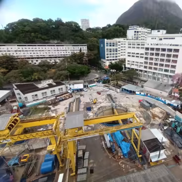 Vista do canteiro de obras da Estação Metrô Gávea, localizado onde havia o Parque Proletário da Gávea. 2025. Fotógrafo Antônio Albuquerque. Acervo Núcleo de Memória da PUC-Rio.