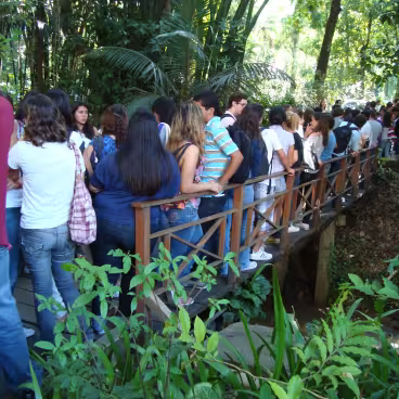 Os estudantes visitantes no evento "PUC por um dia" fazem fila para participar de uma atividade. 2010. Fotógrafo Antônio Albuquerque. Acervo do Núcleo de Memória da PUC-Rio.