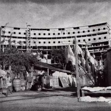 A construção do Conjunto Residencial Marquês de São Vicente vista do parque Proletário da Gávea no início dos anos 1950. Revista Municipal de Engenharia, janeiro-março de 1954.