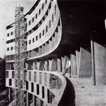 O arquiteto Affonso Reidy nas obras do Conjunto Residencial Marquês de São Vicente. Revista Municipal de Engenharia, janeiro-março de 1954.