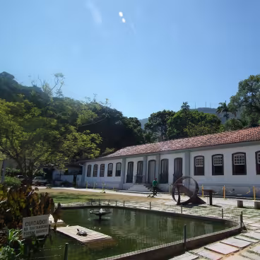 Centro de Visitantes do Jardim Botânico, antiga sede do Engenho de Nossa Senhora da Conceição da Lagoa. 2011. Fotógrafo Fulviusbsas. Wikimedia Commons CC-Zero.