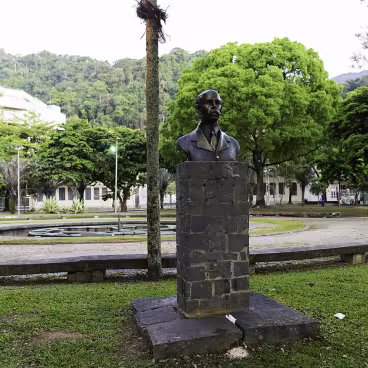 Busto de Santos Dumont, inaugurado em 1942. 2023. Fotógrafo Donatas Dabravolskas. Wikimedia Commons.
