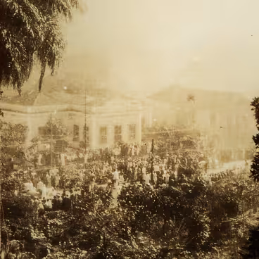 A Escola Luiz Delfino vista da varanda do Solar Grandjean de Montigny, em dia de corrida de automóveis do Circuito da Gávea. c. 1936. Fotógrafo desconhecido. Acervo do Núcleo de Memória da PUC-Rio.