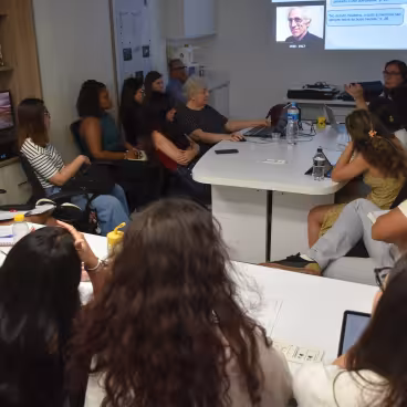 Seminário com a profa. Margarida de Souza Neves, equipe do Núcleo e alunos do PET HIstória. 22/09/2025.