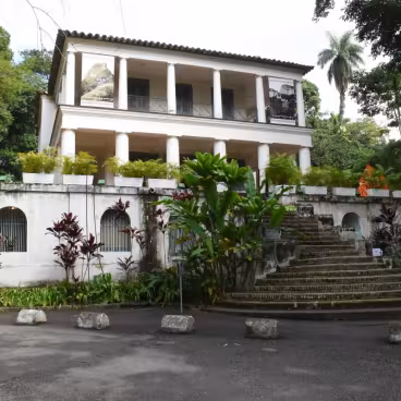 Fachada do Solar Grandjean de Montigny com os banners da Exposição. Fotógrafo Antônio Albuquerque.