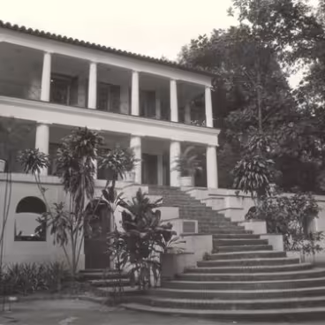 A fachada e a escadaria do Solar. 1989.