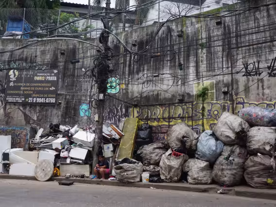 Reciclagem na Rocinha.